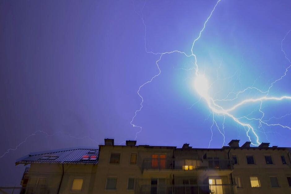 Meteorolodzy ostrzegają przed gwałtownymi burzami w piątek 22 lipca, szczególnie po południu