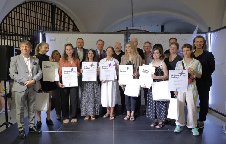 Laureaci nagród przyznawanych w ramach 13. edycji Ogólnopolskiej Wystawy Najlepszych Dyplomów Akademii Sztuk Pięknych
