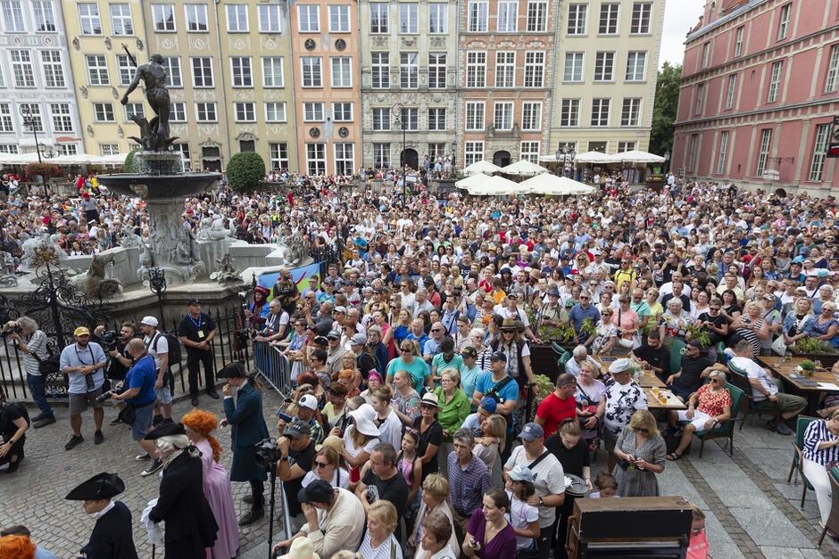 W uroczystym otwarciu gdańskiego jarmarku wzięło udział kilkaset osób, które zgromadziły się na Długim Targu