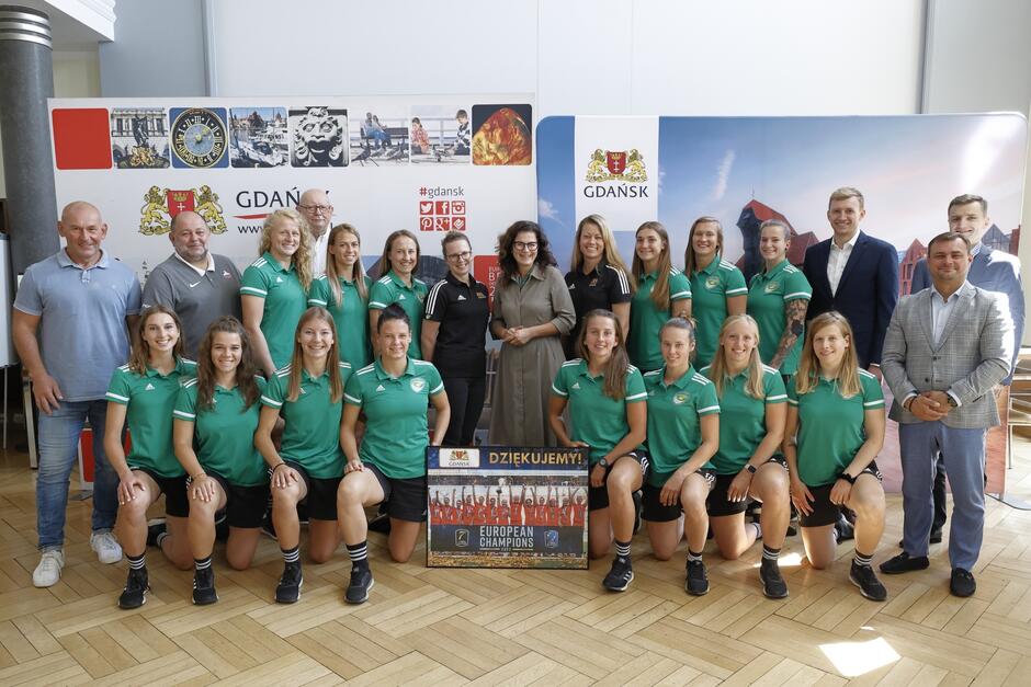 Sportowcy z prezydent Gdańska. Fot. Grzegorz Mehring