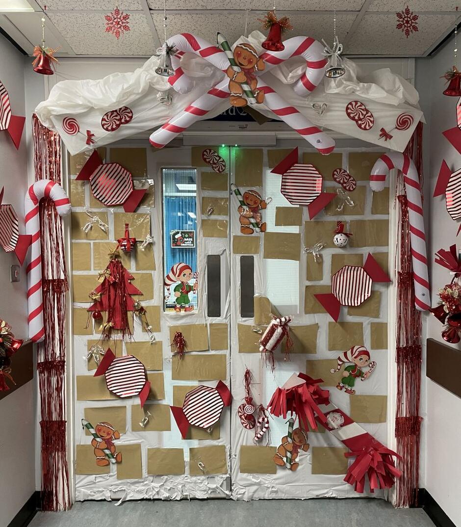 Świąteczne dekoracje na głównych drzwiach oddziału medycyny ogólnej w szpitalu „Western General” w Edynburgu