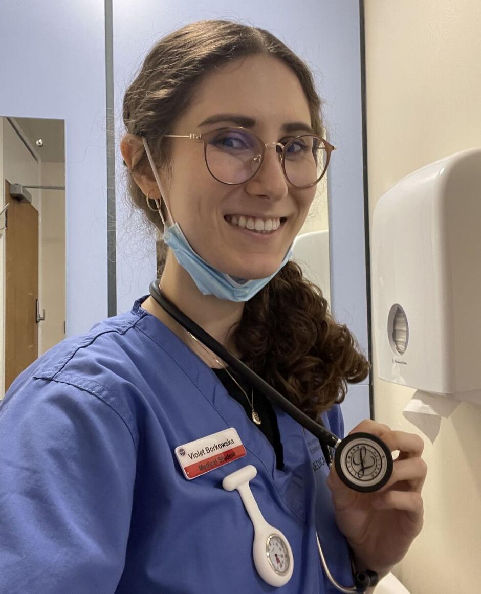 Codzienne ubranie brytyjskiego studenta medycyny - komplet niebieskich ubrań medycznych, maska chirurgiczna, plakietka z imieniem, podręczny zegarek i nieodzowny stetoskop „Littmann Classic III” 
