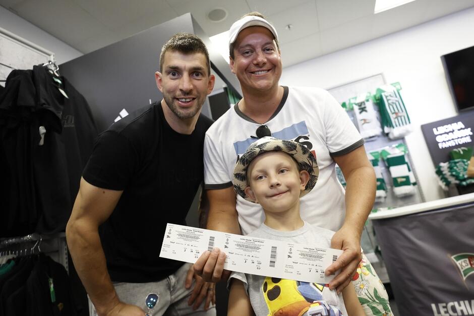 Spotkanie z Dusanem Kuciakiem było dla fanów okazją do kupienia biletów na mecz z Rapidem, ale także do zdobycia autografu, krótkiej rozmowy i wspólnego zdjęcia. Słowacki bramkarz jest jednym z najpopularniejszych zawodników Lechii