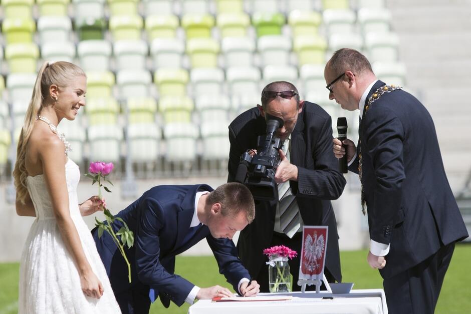 Pierwszy w historii ślub na stadionie PGE Arenie w Gdańsku Letnicy. Związek małżeński zawarli Inga Szwarc i Konrad Dmoch w obecności prezydenta Gdańska Pawła Adamowicza przed dziewięciu laty - 7 czerwca 2013 roku