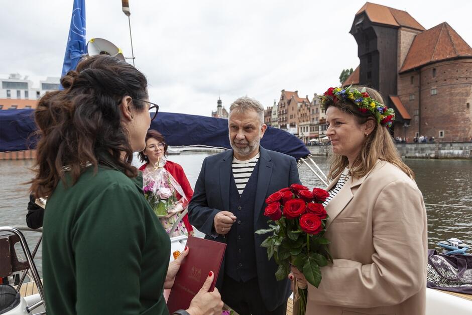 20 sierpnia 2021 roku prezydent Aleksandra Dulkiewicz udzieliła ślubu Piotrowi i Katarzynie Metzom, na pokładzie jachtu płynącego po Motławie. Nowożeńcy są z Warszawy, ale ślub chcieli mieć wyjątkowy i w Gdańsku. Piotr Metz jest popularnym dziennikarzem radiowym