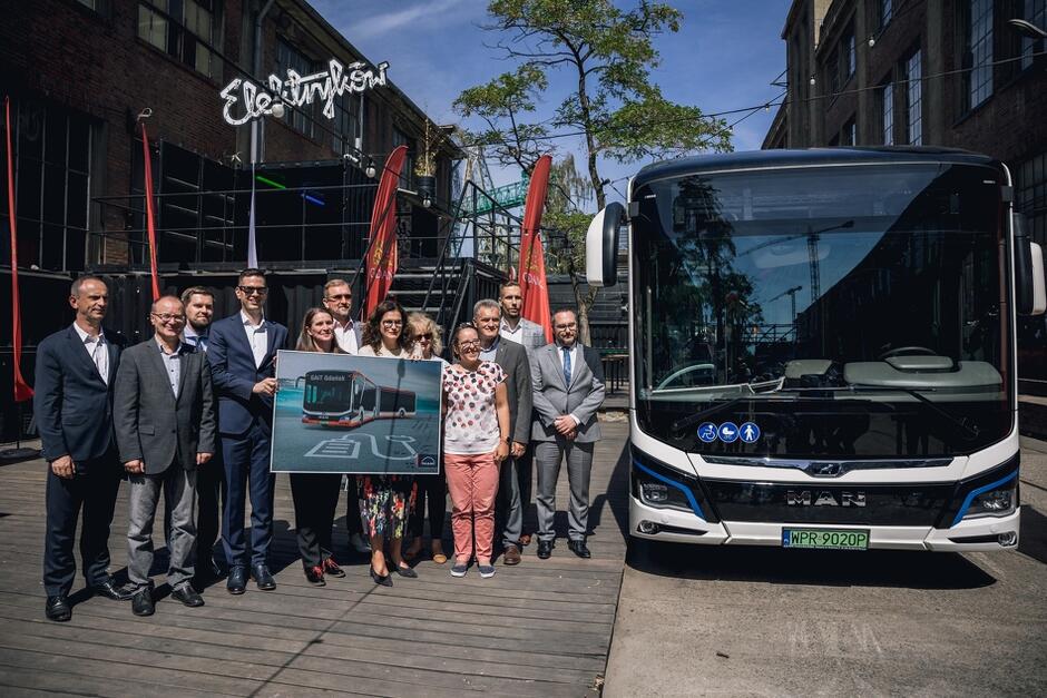 Za 14 miesięcy w Gdańsku pojawią się pierwsze elektryczne autobusy firmy MAN. Pamiątkowe zdjęcie uczestników uroczystego podpisania umowy na dostawę pojazdów
