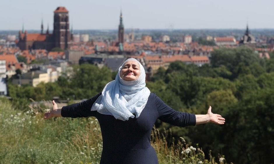 Khedi Alieva przybyła do Gdańska z Czeczenii. Jest członkinią I i II kadencji Rady Imigrantów i Imigrantek w Gdańsku i prezeską fundacji Kobiety Wędrowne. Gdańską Nagrodę Równości im. Pawła Adamowicza otrzymała w 2021 roku
