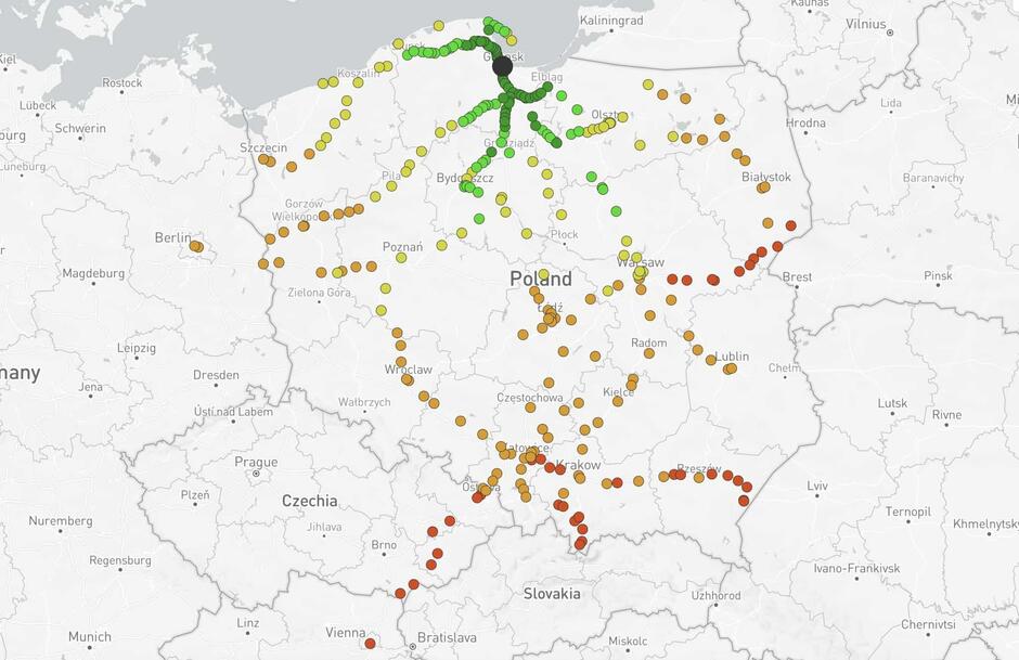 Bezpośrednie połączenia kolejowe z Gdańska. W zasięgu jest cała Polska oraz Berlin i Wiedeń. Czas przejazdu do stolicy Austrii wynosi ok. 11 godzin