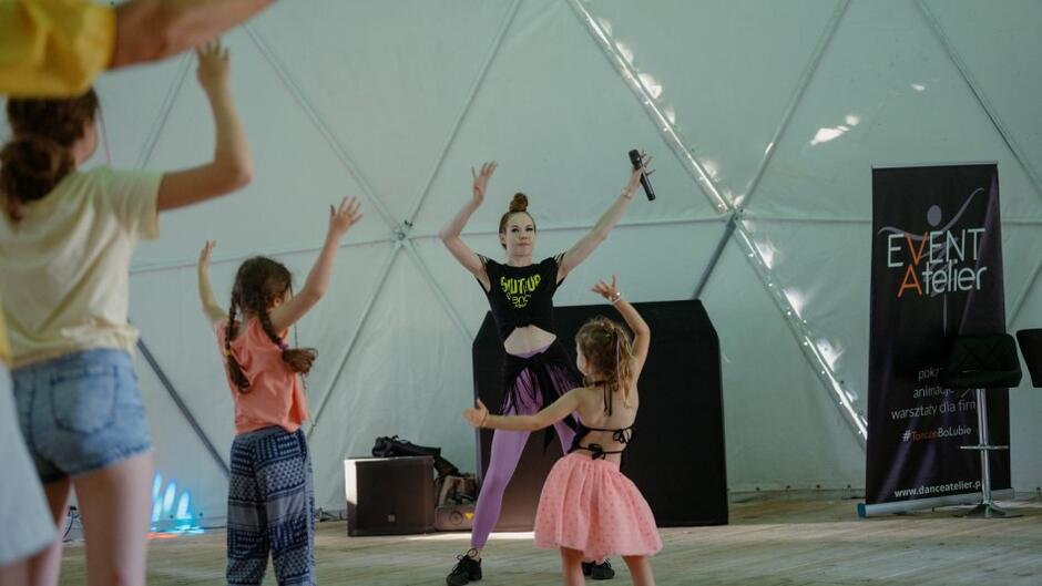 tancerka ucząca dzieci tańczyć