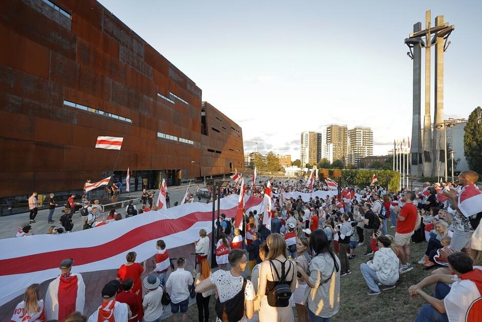 Marsz godności Białorusinów zakończył się na Placu Solidarności przed siedzibą ECS