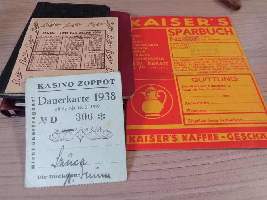 Pamiątki z czasów sopockich: karty do kasyna w Sopocie oraz blankiet dyskontowy do sieci handlowej Kaiser's (sieć Kaisers istnieje do dziś)