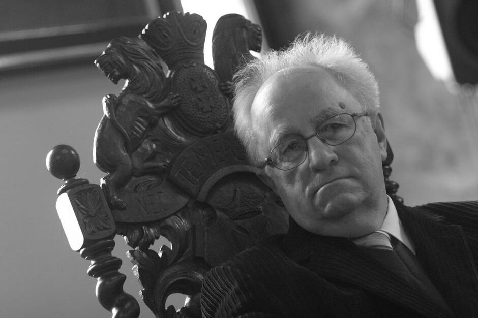 Prof. Bohdan Dziemidok (1933-2022) w styczniu 2005 roku podczas uroczystości wręczenia Nagrody Heweliusza, przyznawanej za wybitne osiągnięcia naukowe