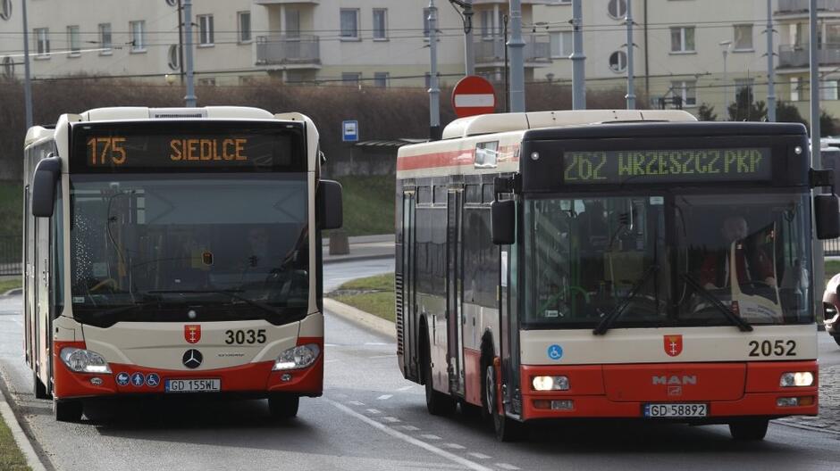 Dwa autobusy stoją obok siebie 