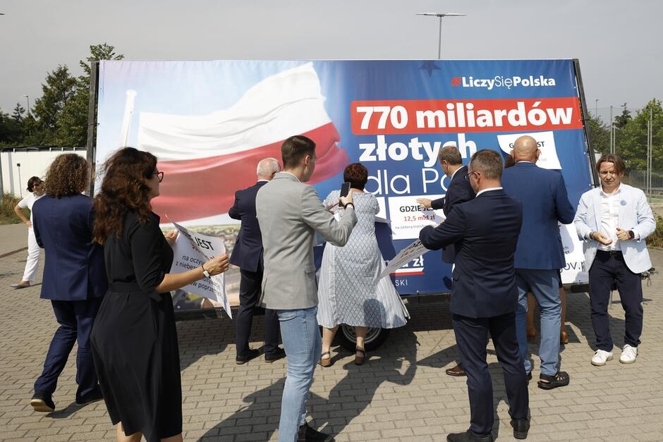 Na zakończenie konferencji prasowej samorządowcy przykleili do przypominającego rządowy baner reklamowy o wielkiej pomocy finansowej dla Polski własne kartki z pytaniami, gdzie są konkretne miliony i miliardy złotych z KPO