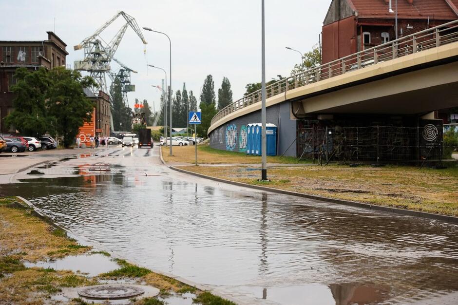 W Gdańsku deszcz padał już w sobotę, 20 sierpnia, przed południem. Na zdjęciu zalana ulica w okolicy Stoczni Gdańskiej 