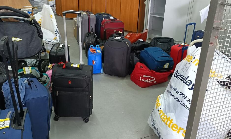 Niektórzy pasażerowie są przekonani, że wykupując wycieczkę all inclusive  biuro podróży bierze też na siebie wniesienie ich walizki na pokład samolotu