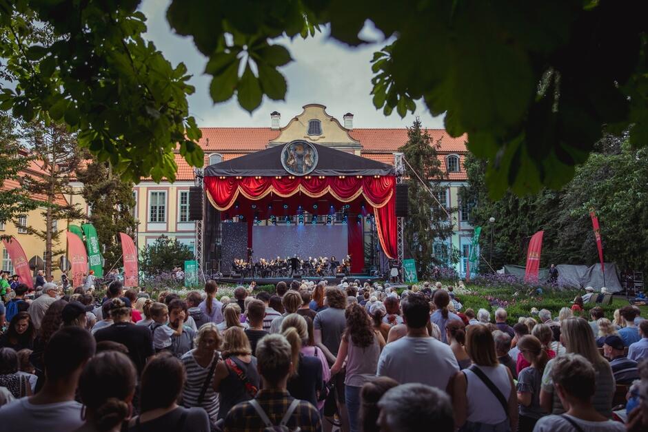 Wydarzenie każdego roku cieszy się ogromną popularnością i przyciąga do Parku Oliwskiego tłumy melomanów