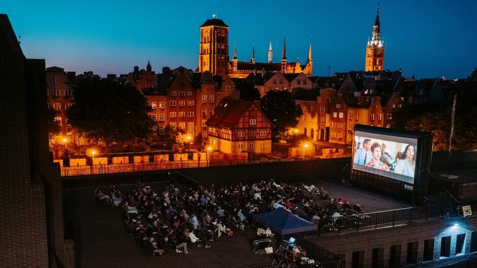 Kino na Szekspirowskim to cykl pokazów ambitnego kina z widokiem na dachy Głównego Miasta z Gdańskiego Teatru Szekspirowskiego