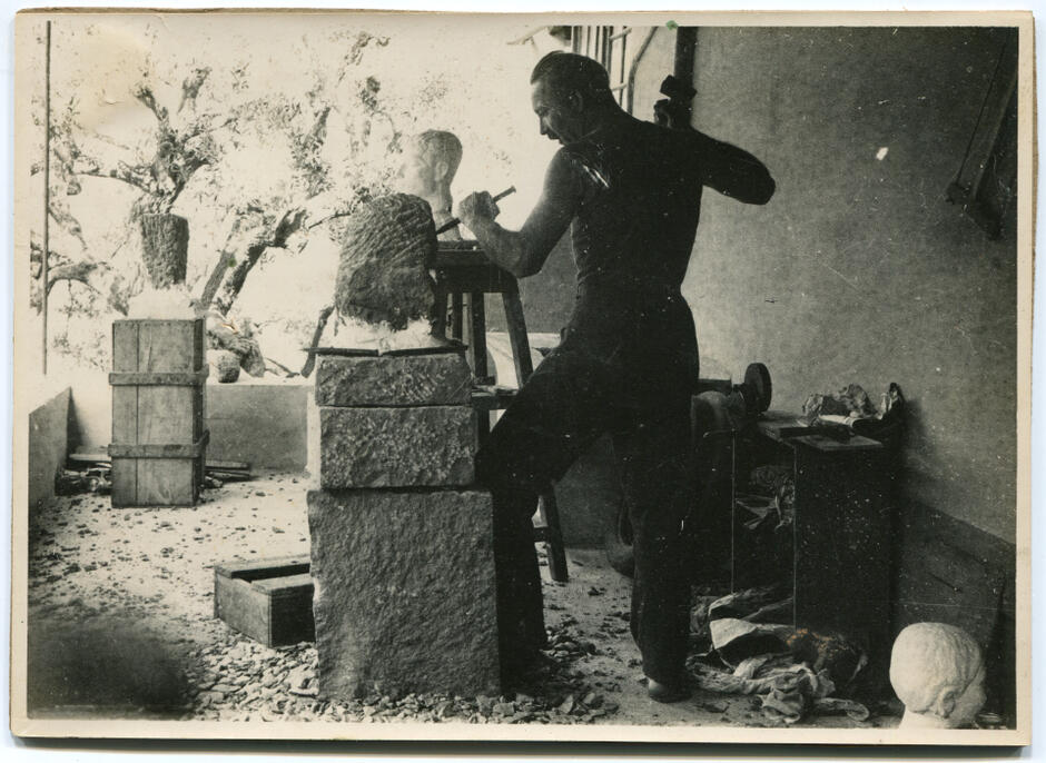August Zamoyski w trakcie pracy. W tle rzeźba Portret Serge Lifara. La Ciotat, 1930-1932