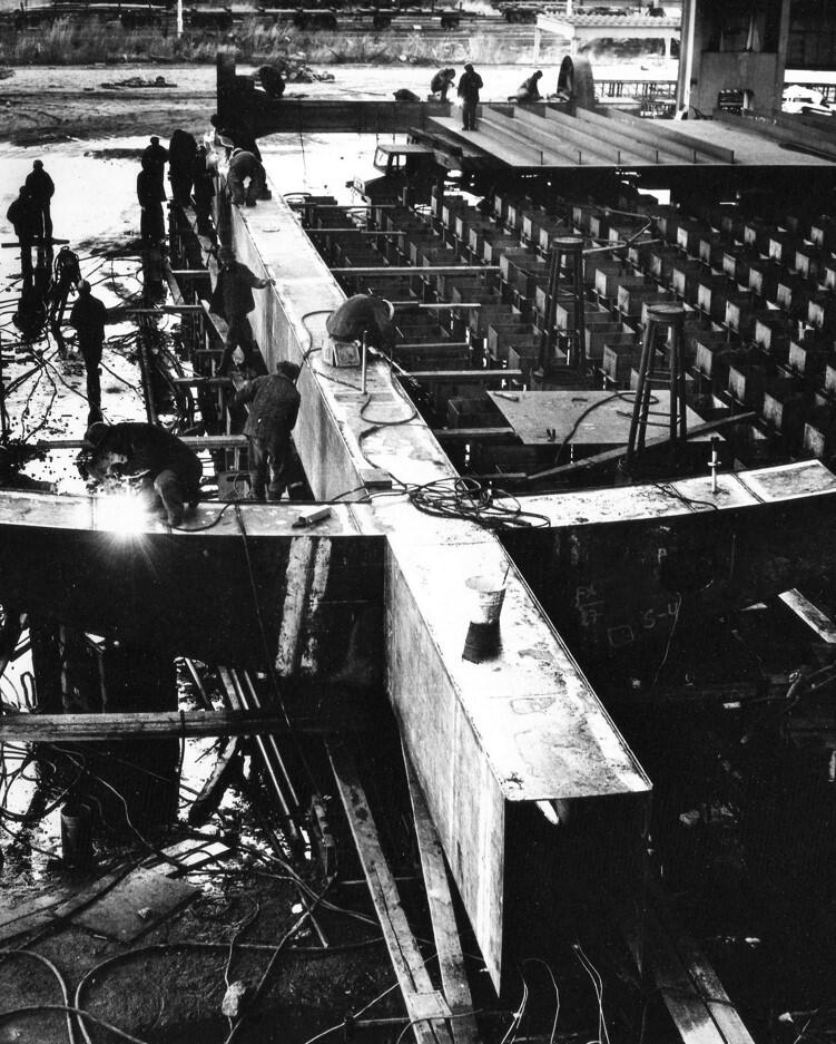 Fabrykacja jednego z pomnikowych krzyży na wydziale K-1, 1980