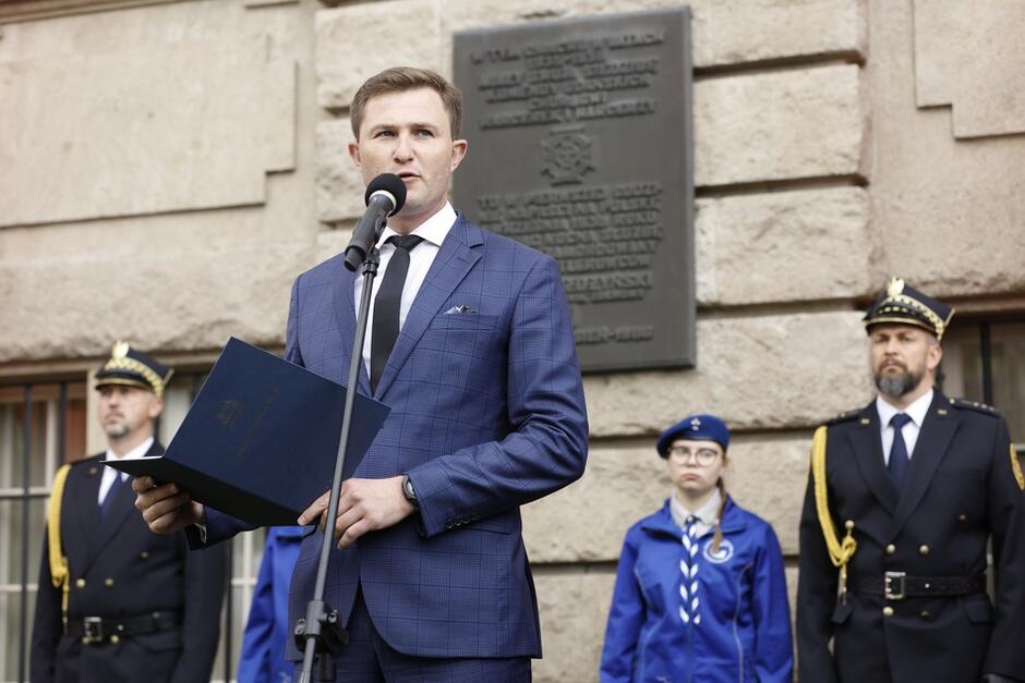 Zastępca prezydent Piotr Grzelak w swoim przemówieniu podziękował harcerzom za czynione dobro i wyznawane wartości