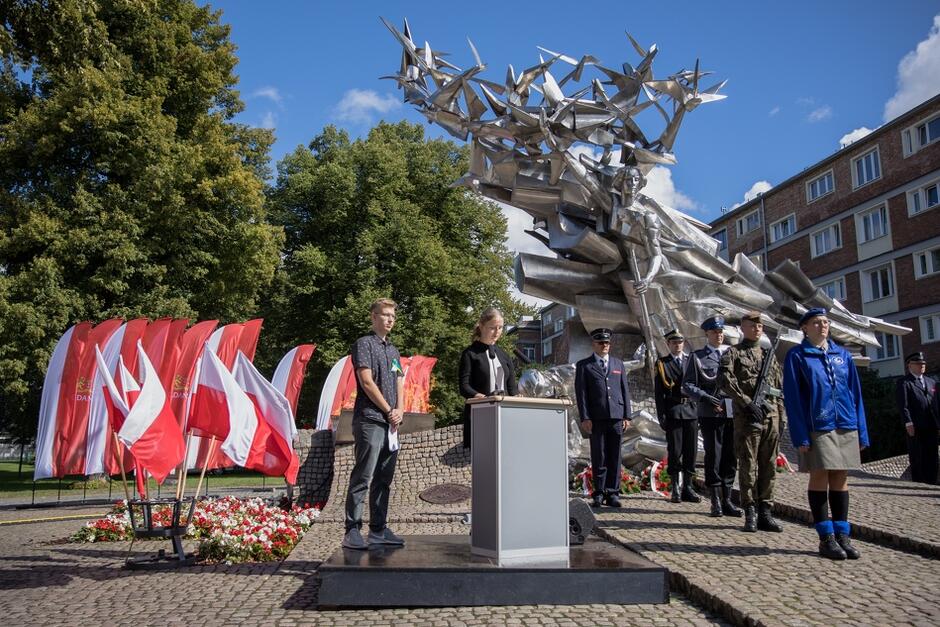 Obchody 83 rocznicy wybuchu II wojny światowej pod Pomnikiem Obrońców Poczty w Gdańsku, 1 września 2022