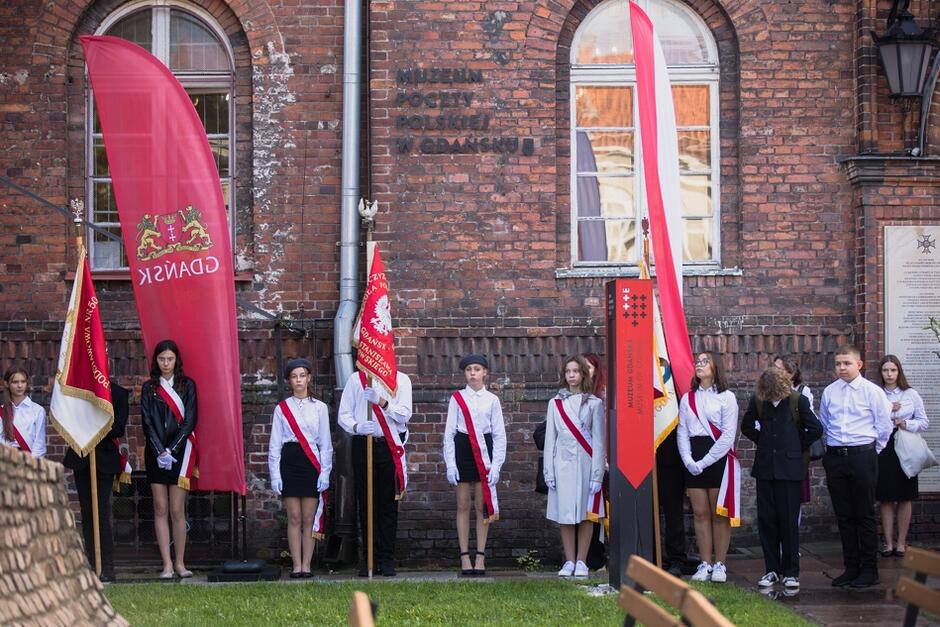 Poczty sztandarowe szkół gdańskich podczas uroczystości pierwszowrześniowych pod Pomnikiem Obrońców Poczty - prezydent Gdańska Aleksandra Dulkiewicz dziękowała za ich obecność