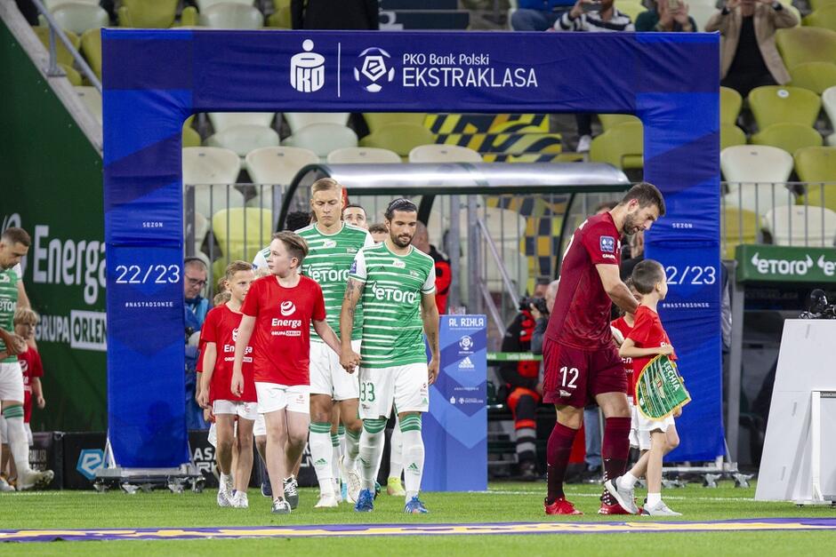 Dusan Kuciak wyprowadza drużynę Lechii na mecz z Lechem Poznań. W tym momencie piłkarze zapewne wierzyli w dobry wynik. Ten jednak okazał się fatalny - 0:3