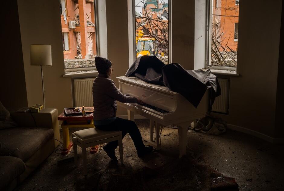 Zdjęcie roku: Wojciech Grzędziński dla „The Washington Post”. Irina Maniukina gra na fortepianie w swoim dopiero co zbombardowanym przez Rosjan domu