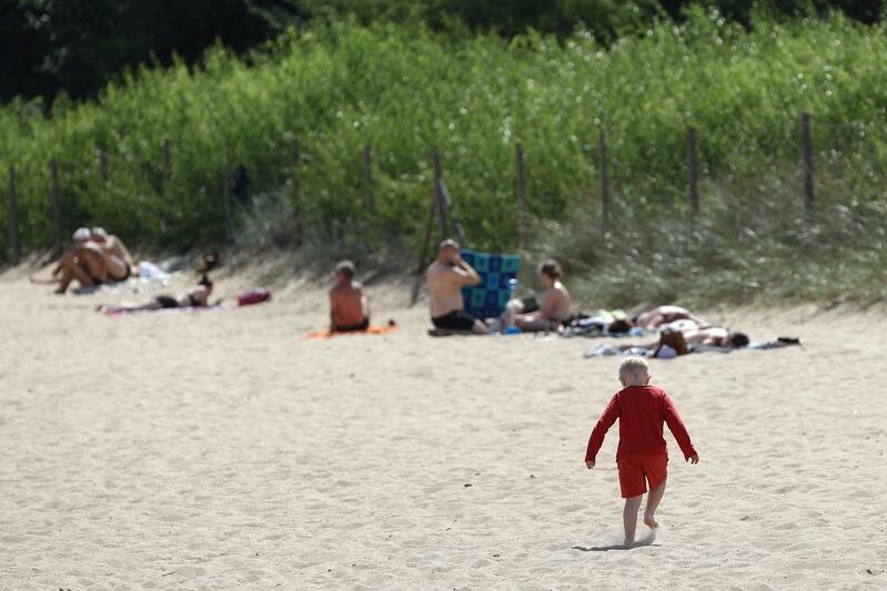 Ze statystyk wynika, że rodzice zabierający dzieci na plażę są niestety z roku na rok coraz bardziej niefrasobliwi...