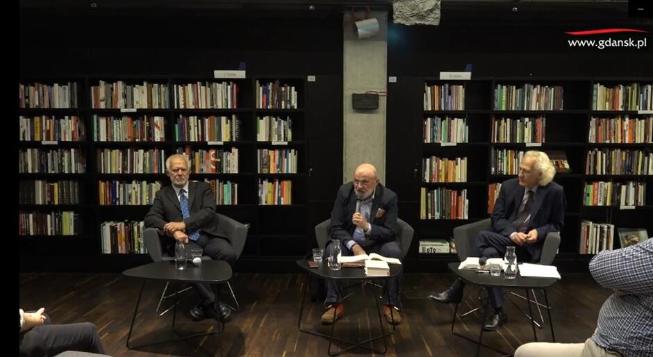 Dyskusja odbyła się w bibliotece Europejskiego Centrum Solidarności. Od lewej siedzą: Jacek Merkel, Andrzej Kasperek i Władysław Zawistowski 