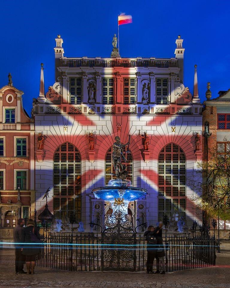 Oficjalny Facebook Miasta Gdańska zamieścił grafikę przedstawiającą Dwór Artusa w barwach brytyjskiej flagi