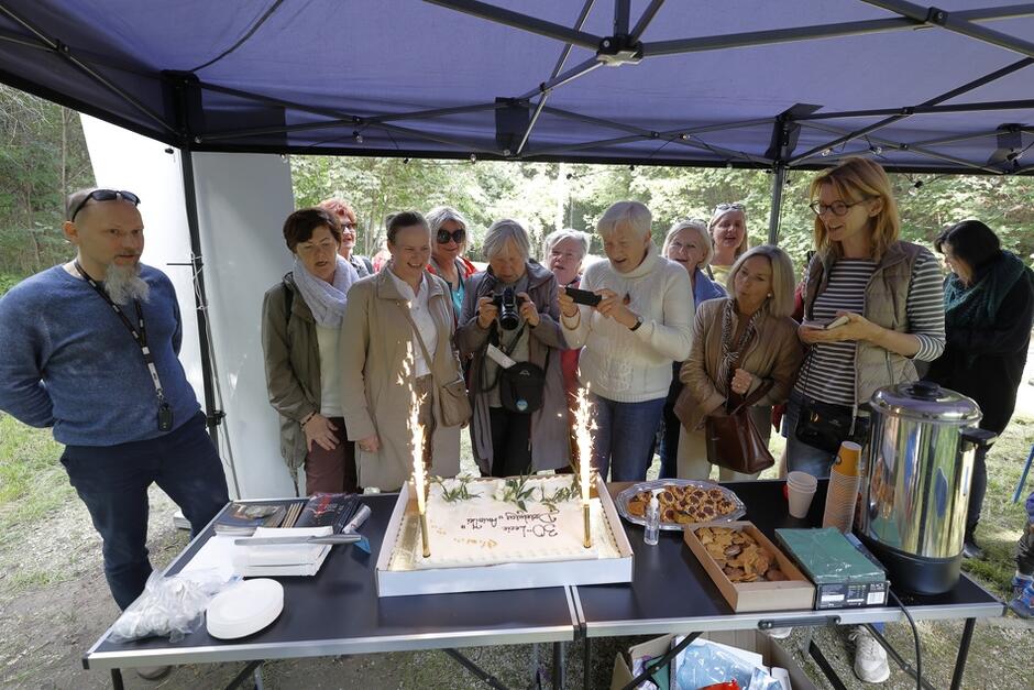 Smakowity tort jubileuszowy. Wśród degustujących radna miejska Anna Golędzinowska (pierwsza z prawej)