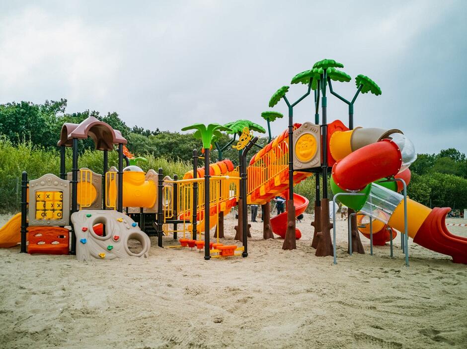 Najnowszy plażowy plac zabaw w Gdańsku nazywa się Wyspa Sobieszewska i stoi w Brzeźnie