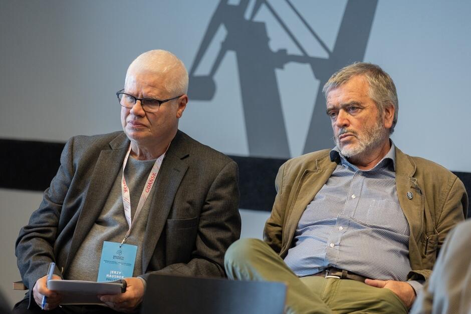 Wśród słuchaczy profesorowie ekonomii (od lewej) Jerzy Hausner i Dariusz Filar