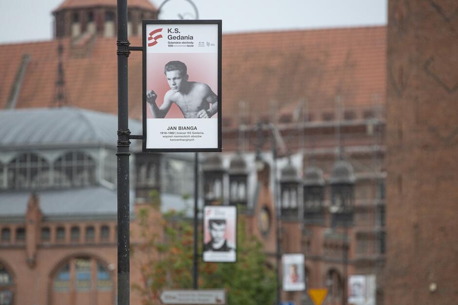 Tablice z portretami bohaterów akcji Ludzie Gedanii wzdłuż ul. Rajskiej i Podmłyńskiej 