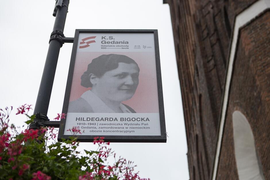 Tak jak przy tablicy przypominającej Hildegardę Bigocką, o każdym przedwojennym zawodniku i działaczu zamieszczono podstawowe informacje