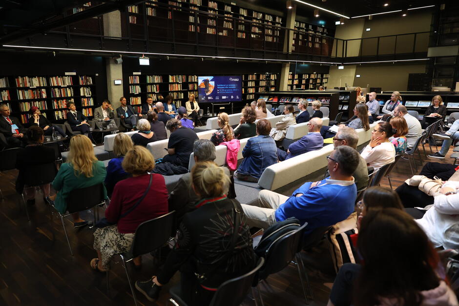 Debata pt. “Aktywne wspólnoty – w poszukiwaniu nowych możliwości rozwoju” w bibliotece ECS zgromadziła liczną publiczność 