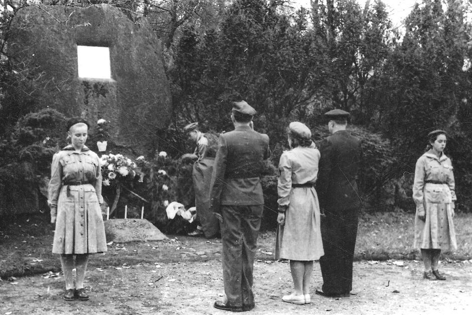Uroczystość pod pierwszym Pomnikiem Harcerskim w Gdańsku przy al. Zwycięstwa (przedtem i obecnie poświęcony był Danielowi Gralathowi), zdjęcie z roku 1958