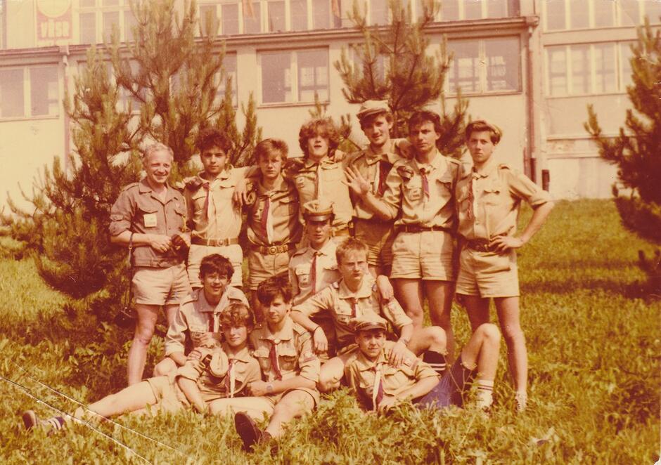 Bogdan Radys (stoi pierwszy z lewej) ze swoją drużyną na Szumawie, Czechosłowacja 1987, tuż przed wyjazdem do Kanady 