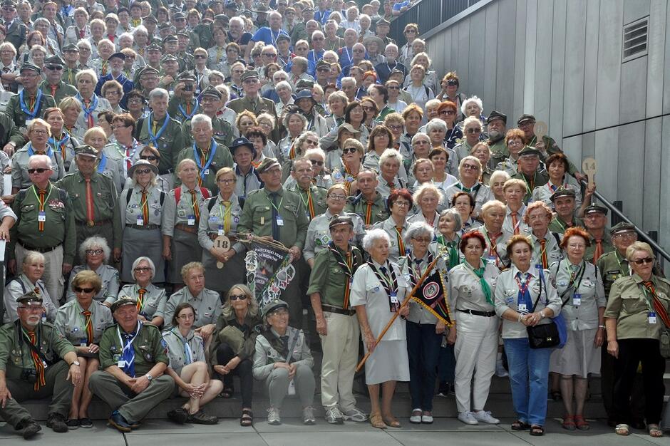 Kiedy w 2018 roku na Wyspie Sobieszewskiej odbył się zlot w stulecie ZHP, Bogdan Radys prowadziłem tam grupę 500 seniorów harcerzy z całej Polski, na zdjęciu część tej grupy, bohater artykułu siedzi trzeci od lewej na samym dole