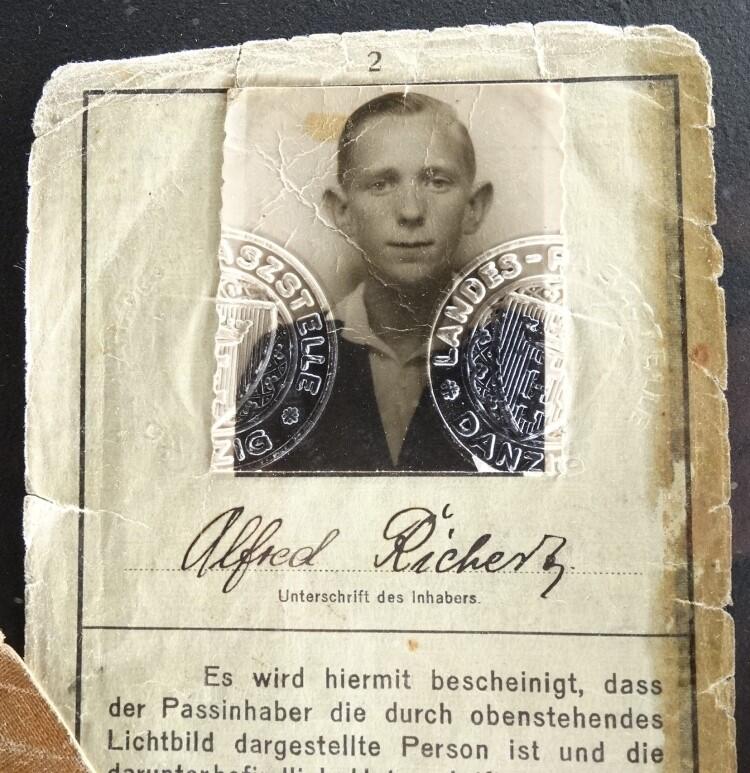 Karta starego dokumentu ze zdjęciem chłopca, które jest opatrzone pieczęcią Wolnego Miasta Gdańska. Na dokumencie są napisy w języku niemieckim