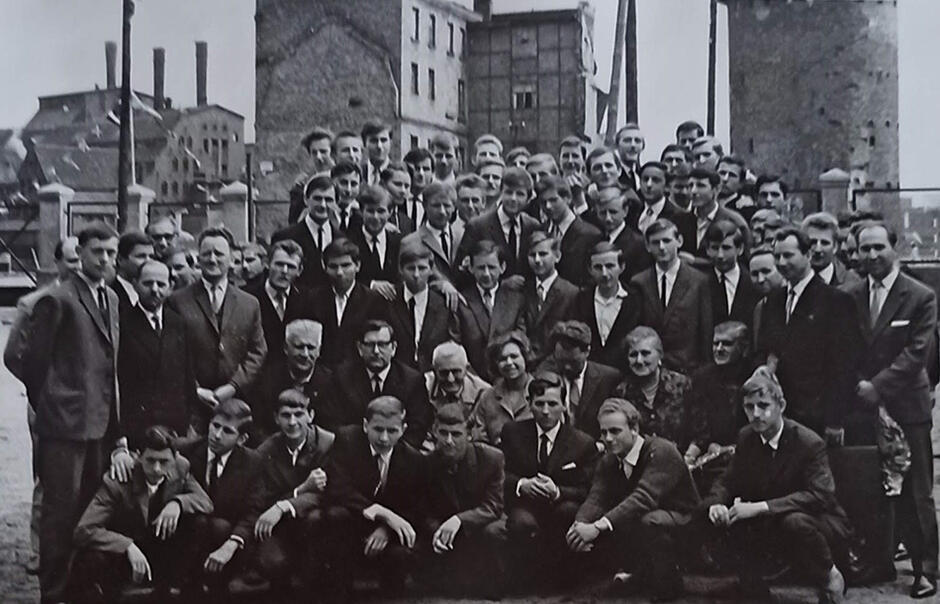 Pierwsi absolwenci szkoły energetycznej, rok 1964/65