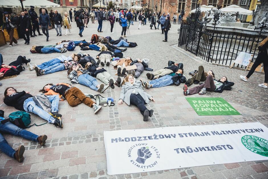Przed Fontanną Neptuna, w miejscu najbardziej obleganym przez turystów w Gdańsku młodzi ludzie postanowili powiedzieć i symbolicznie pokazać to, czego wielu słyszeć i widzieć nie chce