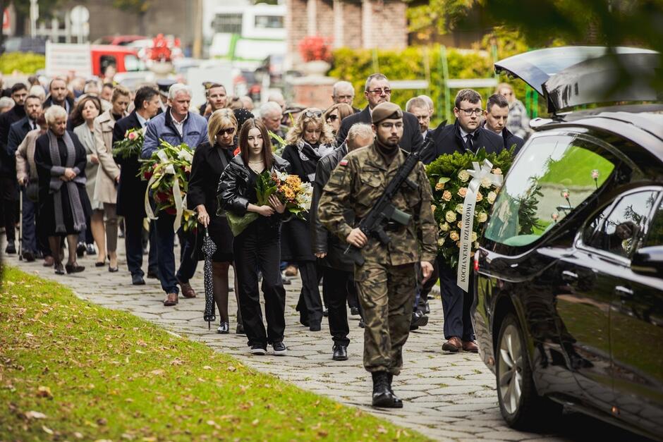 Kondukt żałobny zmierzający w kierunku alei zasłużonych na Cmentarzu Srebrzysko