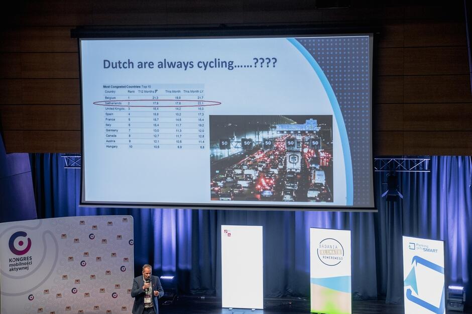 Ruben Loendersloot pocieszał audytorium, że także i w Holandii są korki... W tym także rowerowe.