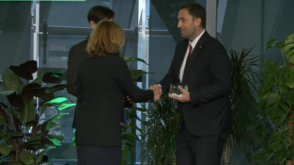 Prezydent Borawski podczas odbioru nagrody w konkursie eco-miasta