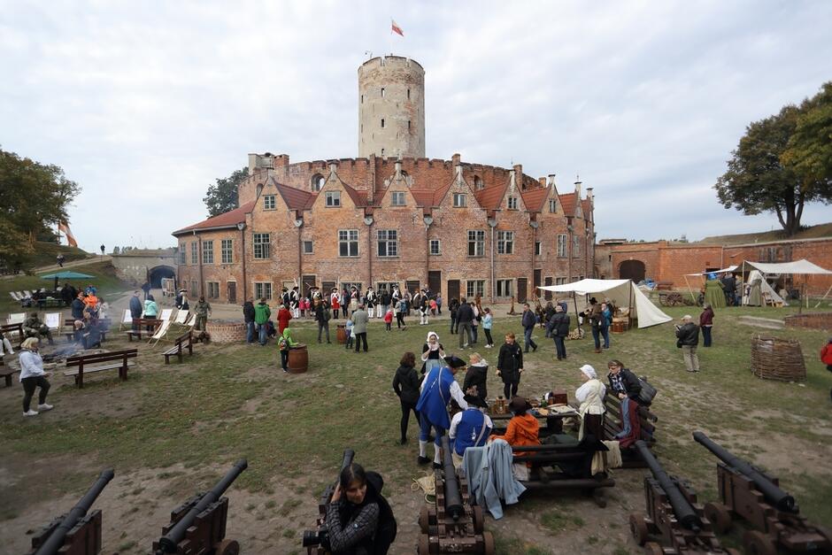 Wcześniejszy wygląd Fortu Carré, znany od dziesięcioleci mieszkańcom Gdańska i turystom. Zdjęcie wykonano 30 września 2018 roku, podczas pikniku historycznego na zamknięcie sezonu letniego