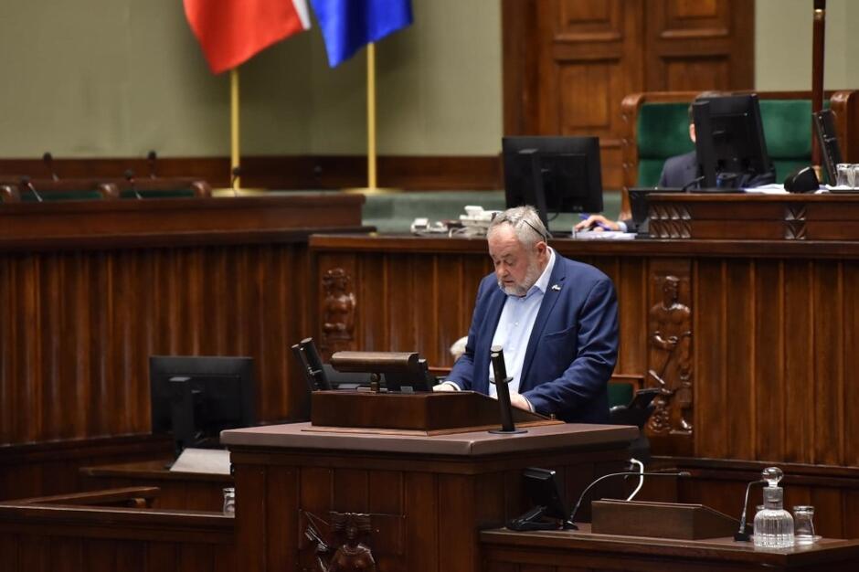 Poseł Piotr Adamowicz przed Sejmem RP jako sprawozdawca projektu uchwały na 100-lecie Gedanii