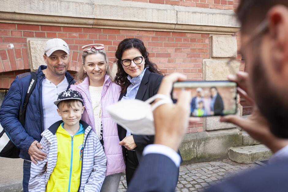 Prezydent Aleksandra Dulkiewicz wraz z jedną z zaproszonych w 2021 roku rodzin repatrianckich. Fot. Piotr Wittman